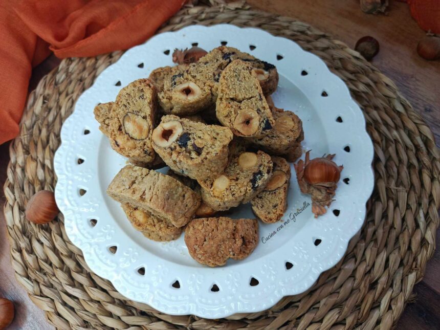Cantucci al caffè con nocciole e cioccolato