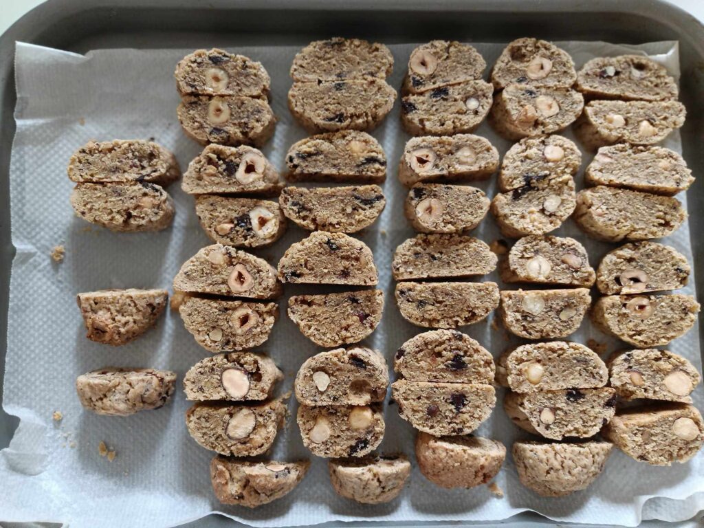 cantucci al caffè con nocciole e cioccolato