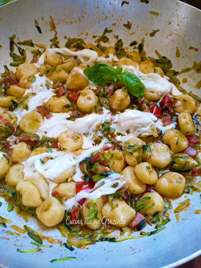 chicche di patate con zucchina speck e stracciatella