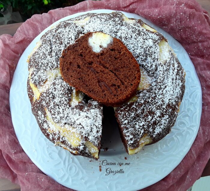 Ciambella al cacao ripiena di ricotta