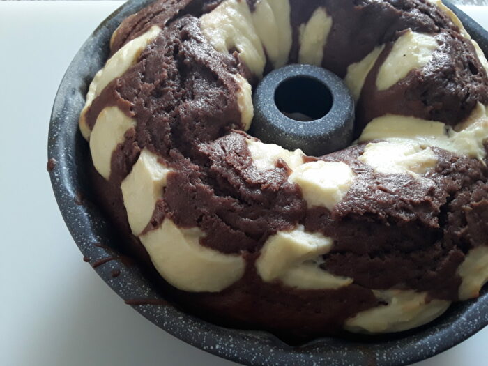 ciambella al cacao ripiena di ricotta