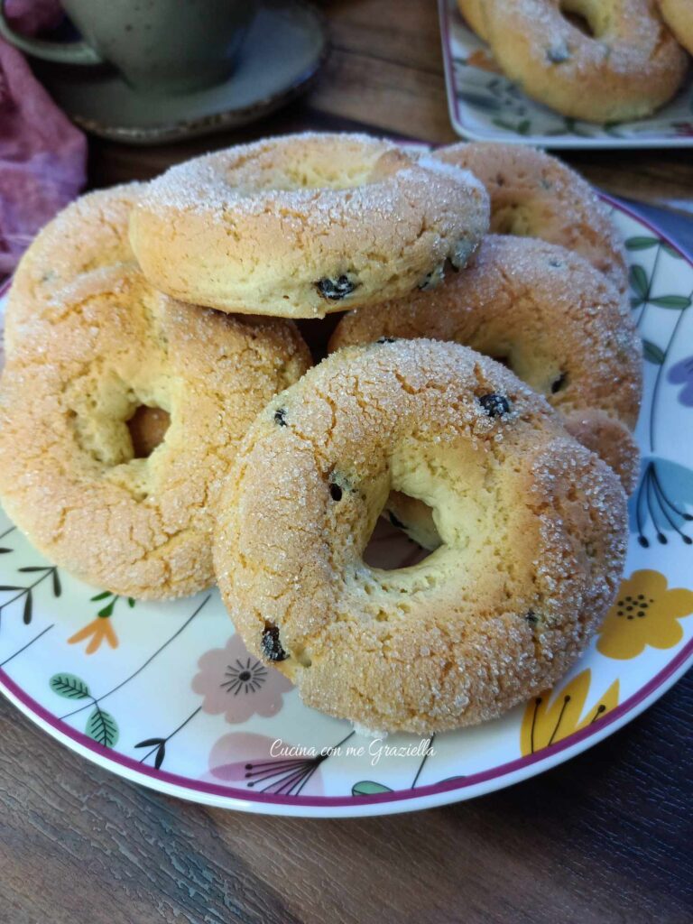 Ciambelle da inzuppo con gocce di cioccolato 