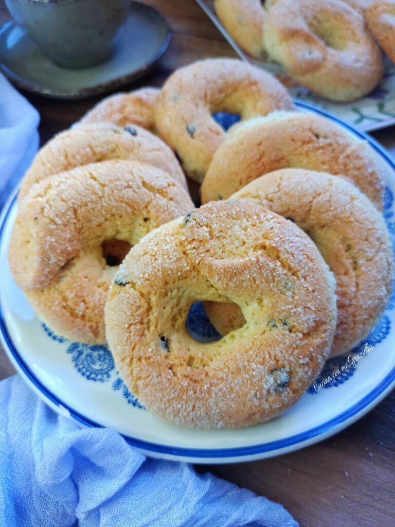 Ciambelle da inzuppo con gocce di cioccolato 