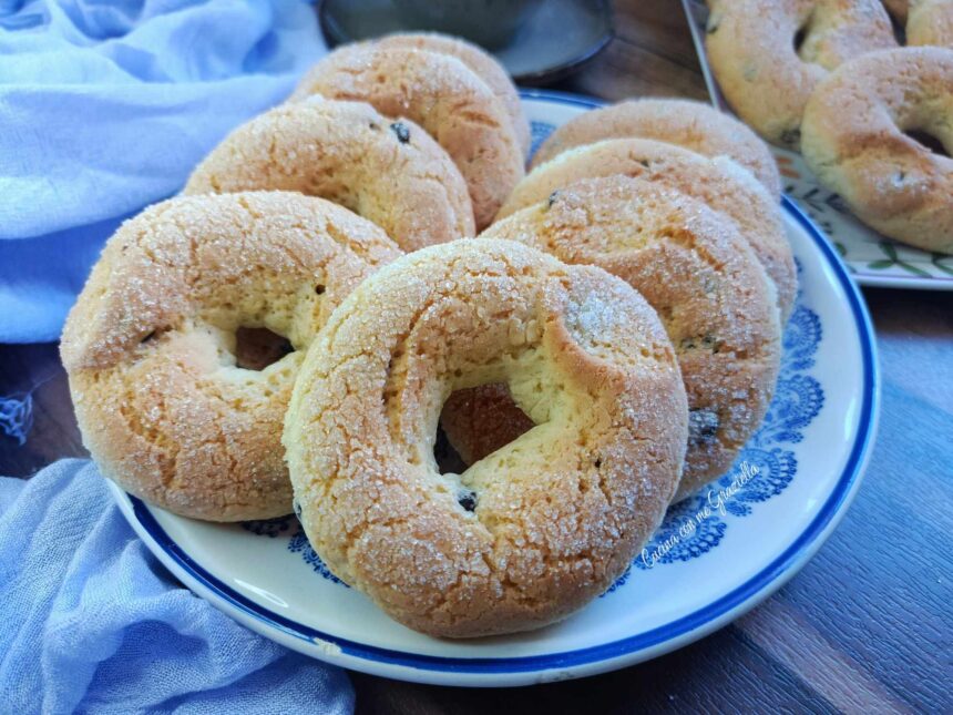 Ciambelle da inzuppo con gocce di cioccolato