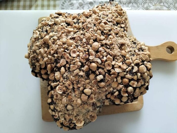 nocciole sulla colomba al cioccolato 