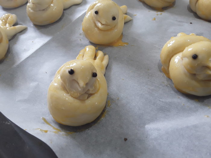 Colombine di pasta brioche spennellate