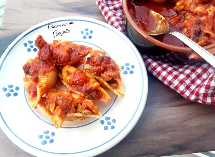 Conchiglioni ripieni di carciofi e salsiccia