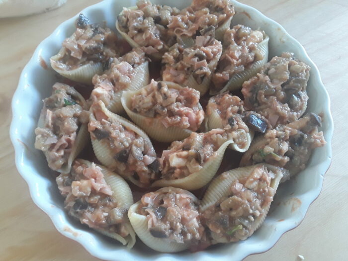 Conchiglioni ripieni di melanzane crudi Conchiglioni ripieni di melanzane
