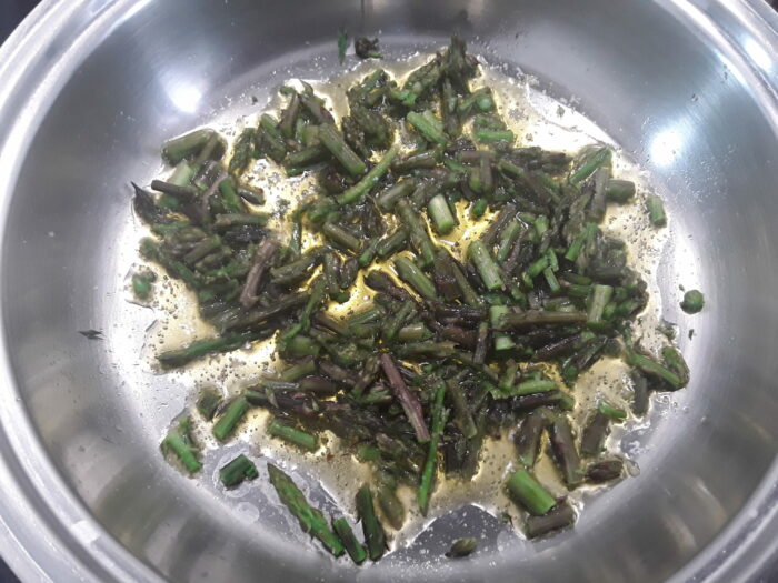 cottura asparagi selvatici in padella
