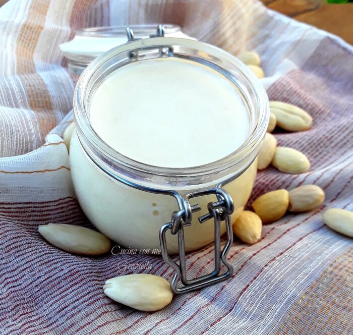 crema spalmabile alle mandorle 