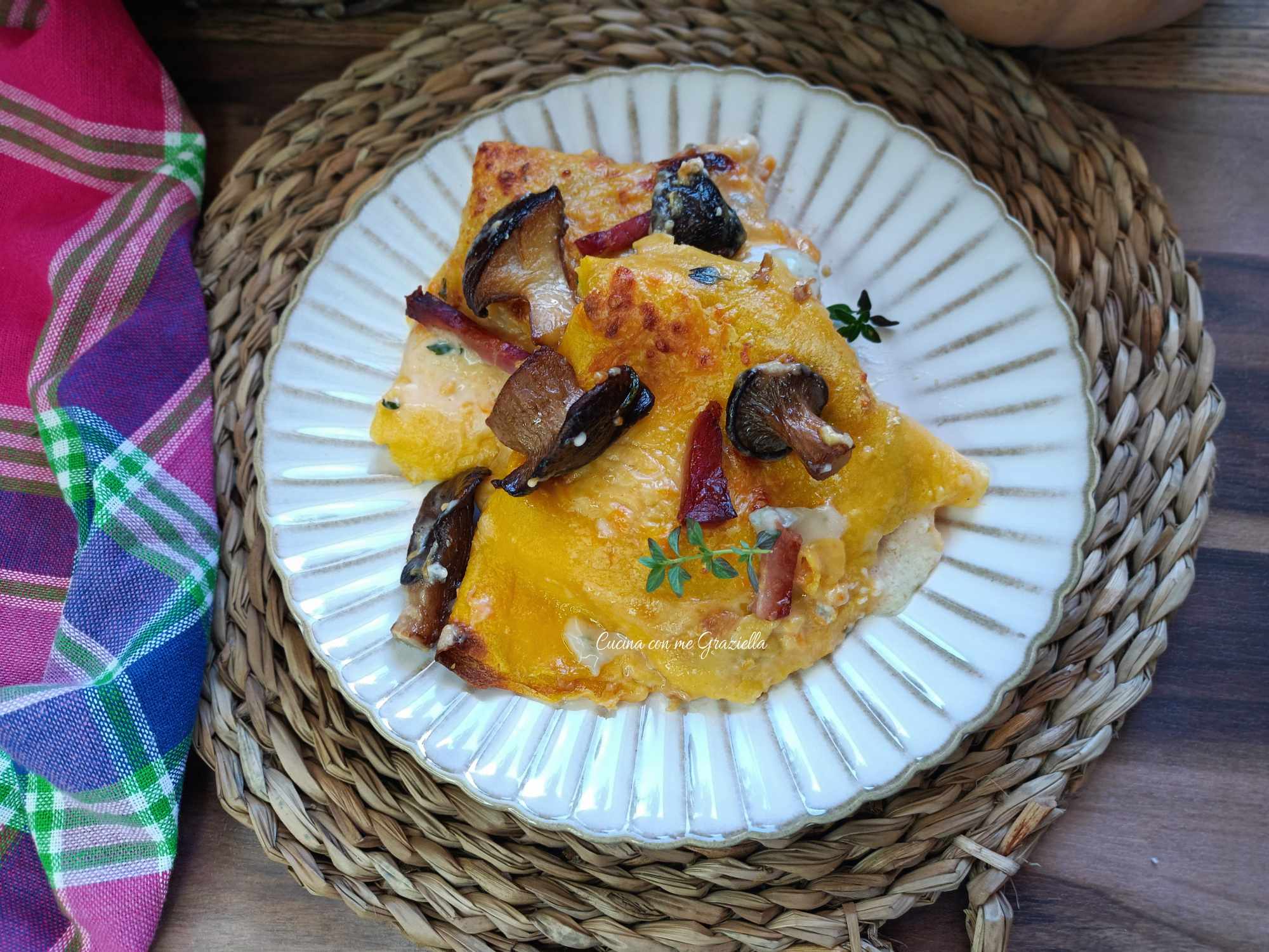 Crepes alla zucca con funghi speck e gorgonzola