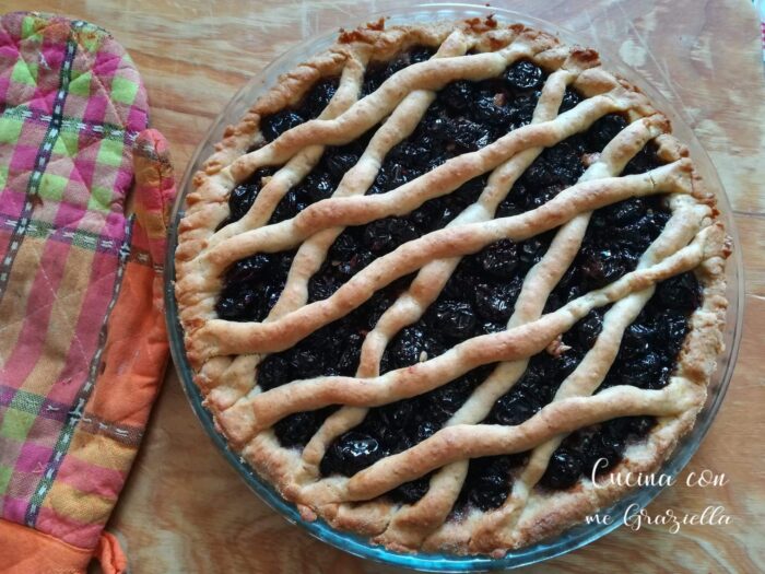 Crostata con marmellata di ciliegie e noci con frolla all'olio