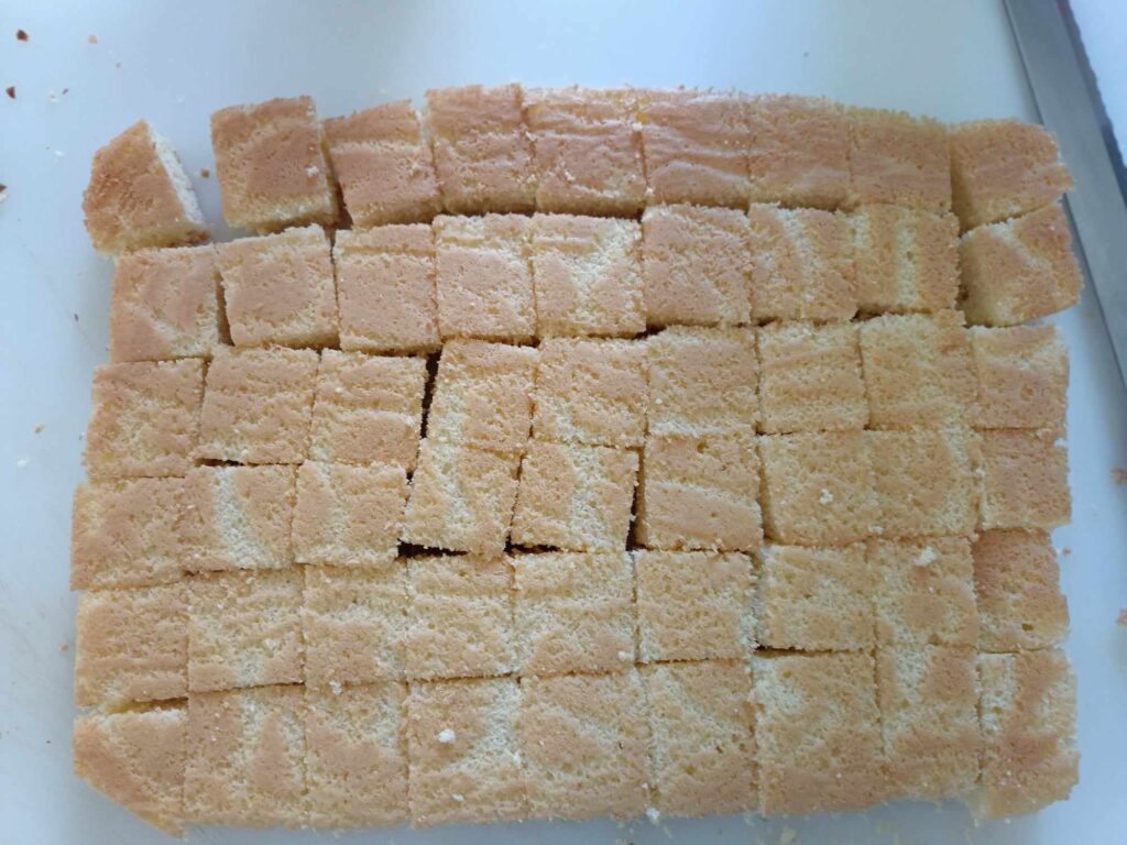 pan di spagna tagliato a cubotti