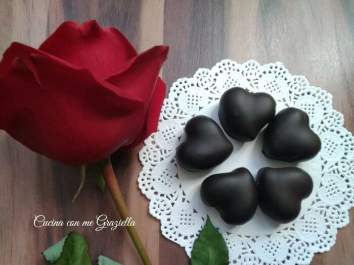 cuoricini di cioccolato ripieni di nocciole