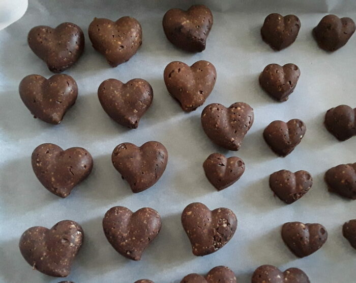 cuoricini di cioccolato ripieni di nocciole grezzi