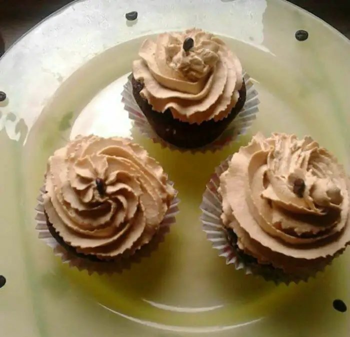 Cupcake al cioccolato con frosting al caffè
