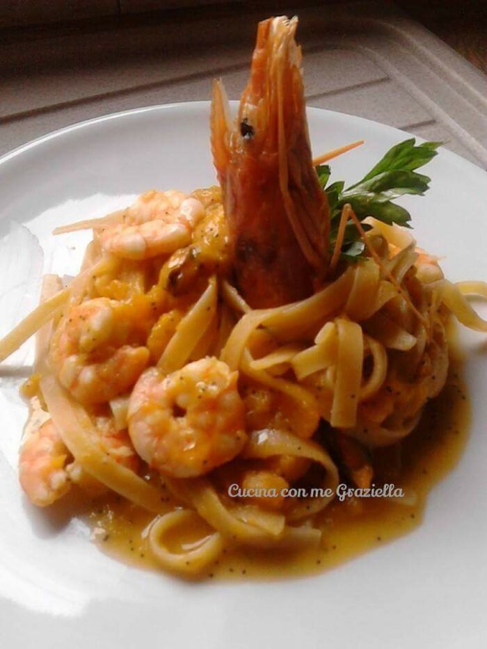 Fettuccine zucca gamberi e semi di papavero