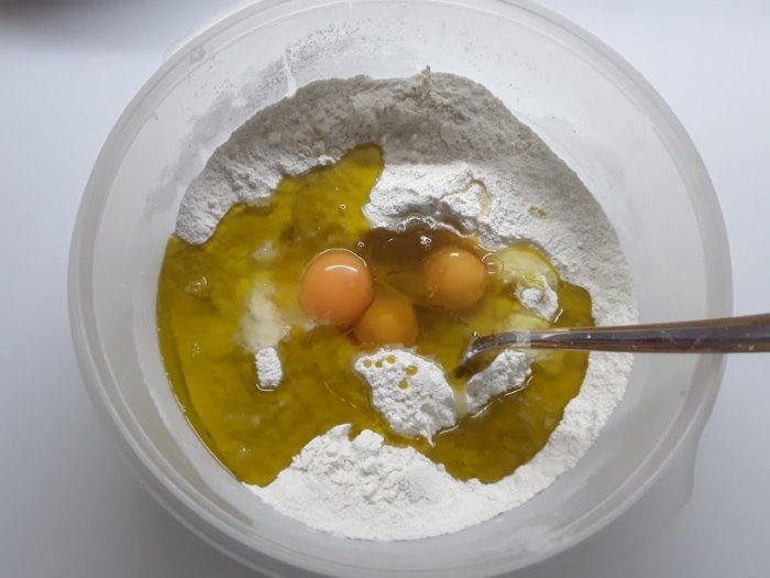 Farina zucchero uova olio