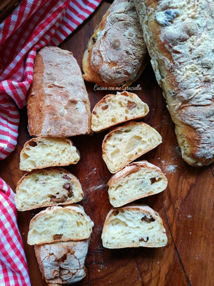 Filoncini di pane alle olive senza impasto 