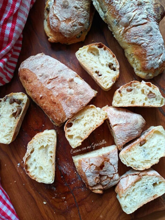 Filoncini di pane alle olive senza impasto