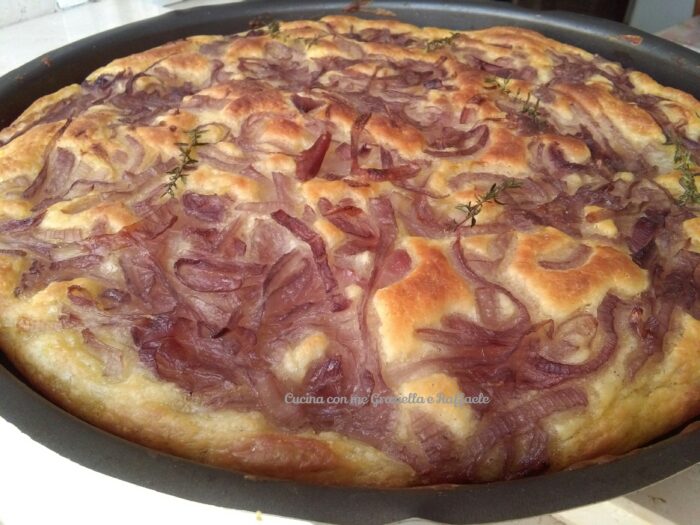 Focaccia con cipolle di Tropea e timo