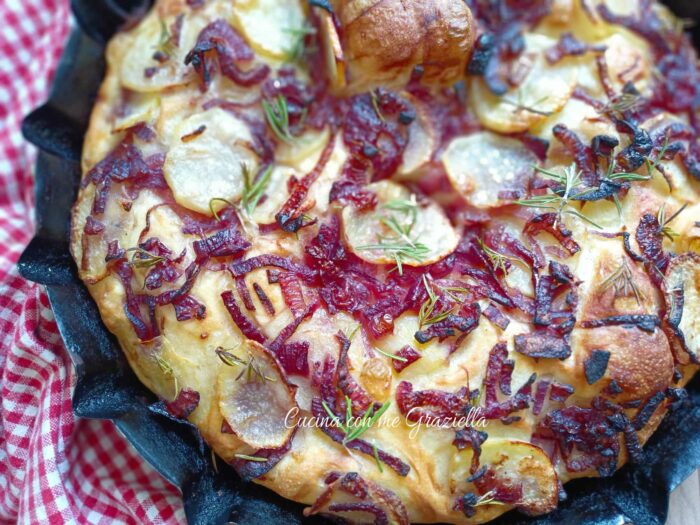 Focaccia con patate e cipolle rosse