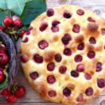 Focaccia dolce alle ciliegie