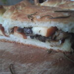 Focaccia ripiena di funghi