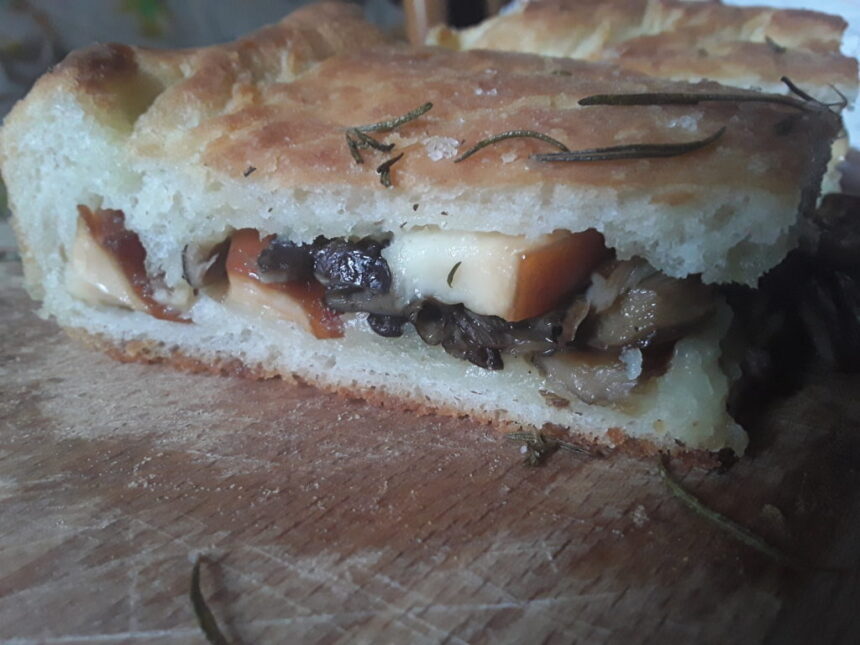 Focaccia ripiena di funghi