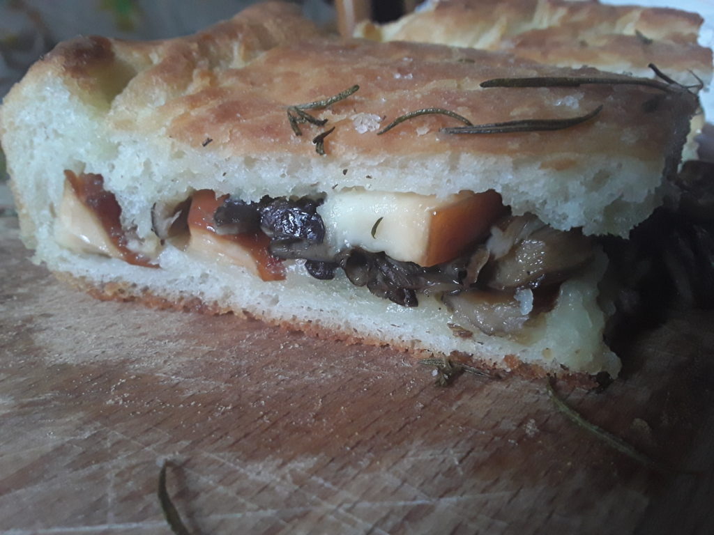 Focaccia ripiena di funghi