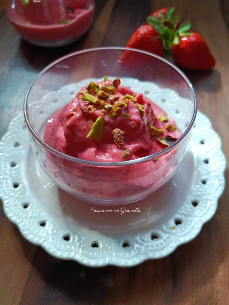Gelato yogurt greco e fragole