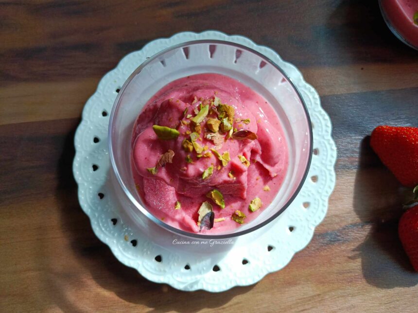 Gelato yogurt greco e fragole