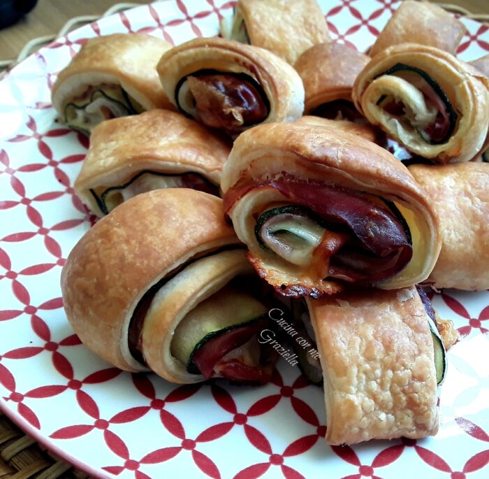 girelle di pasta sfoglia con zucchine speck e provola