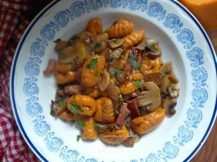 Gnocchi alla zucca con funghi e speck