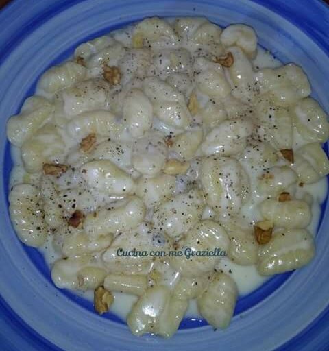 Gnocchi gorgonzola taleggio e noci