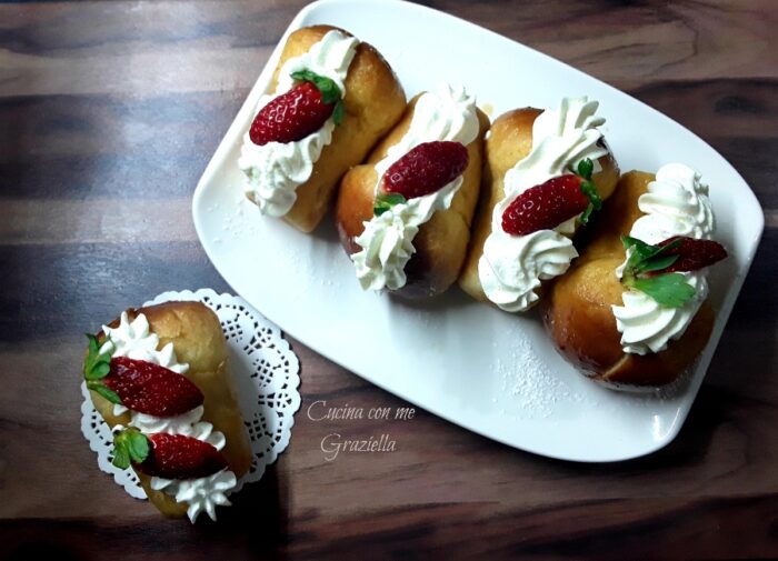 Babà con panna e fragole 