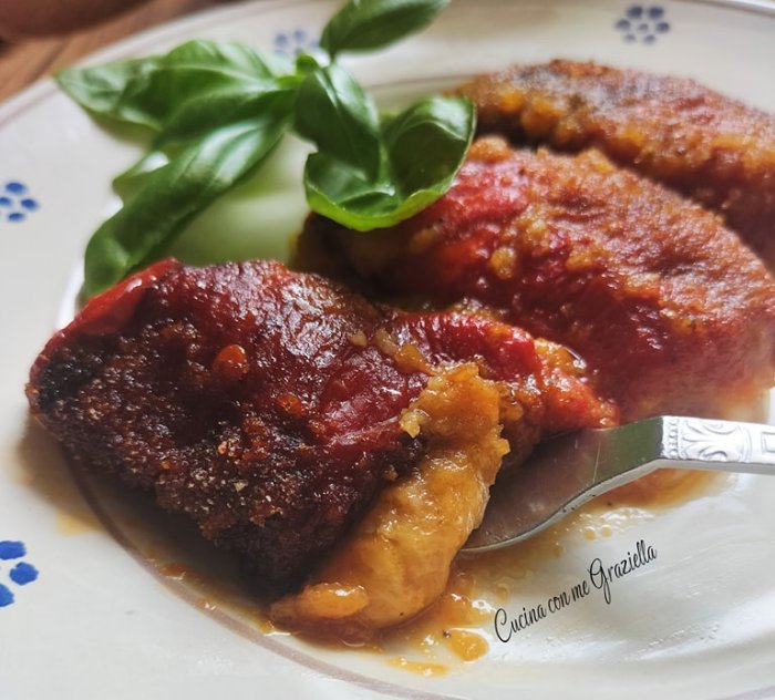 Involtini di peperoni con mozzarella al forno