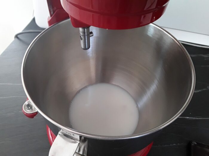 Latte acqua lievito e zucchero