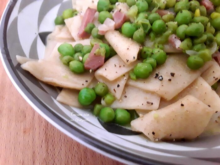 Maltagliati integrali con piselli e speck