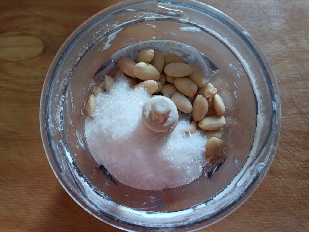 mandorle e zucchero in frullatore