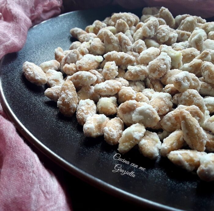 Mandorle glassate bianche