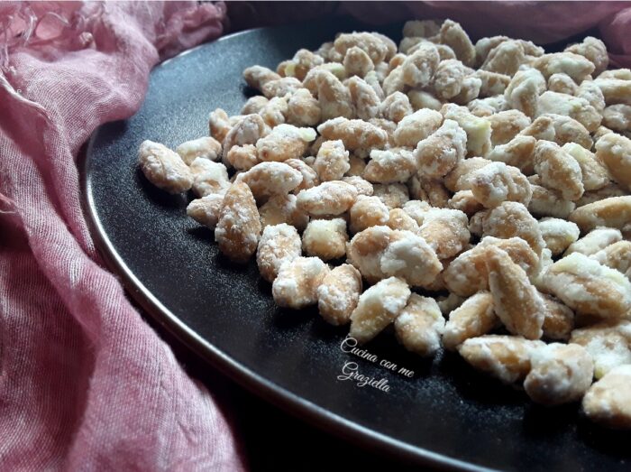 Mandorle glassate bianche