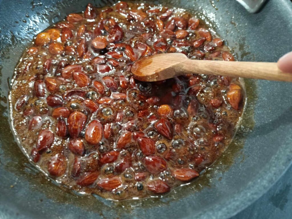 mandorle e zucchero a bollore