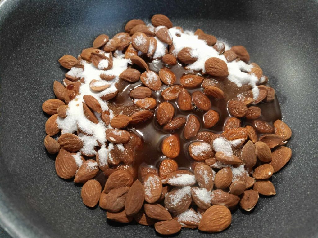 mandorle e zucchero in padella