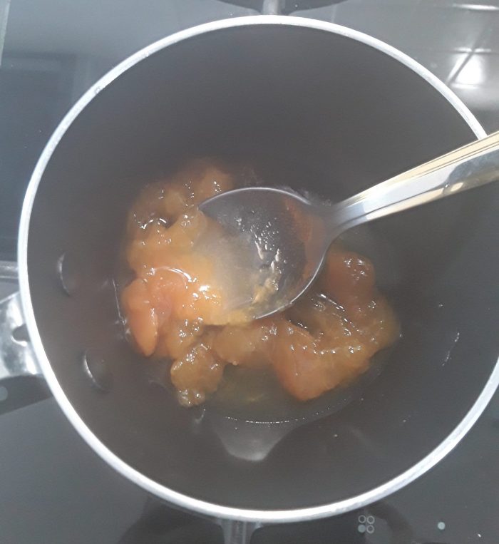 Marmellata di albicocche a scaldare