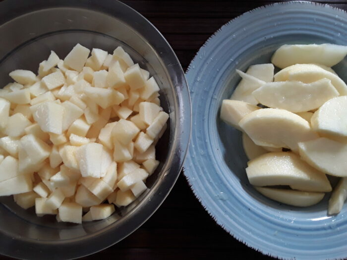 Mele tagliate tocchetti e fette