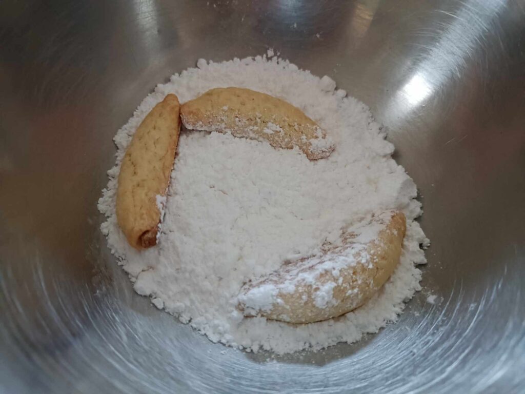 biscotti mezzelune e zucchero a velo