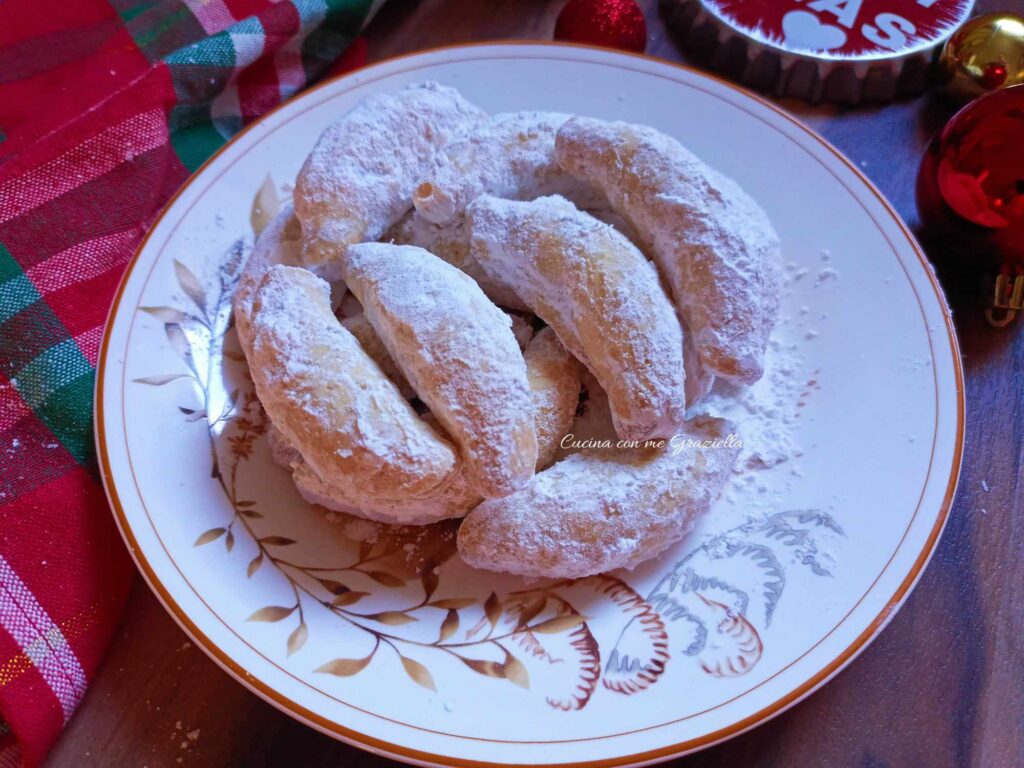 mezzelune di pasta frolla ripiene di pasta di mandorle