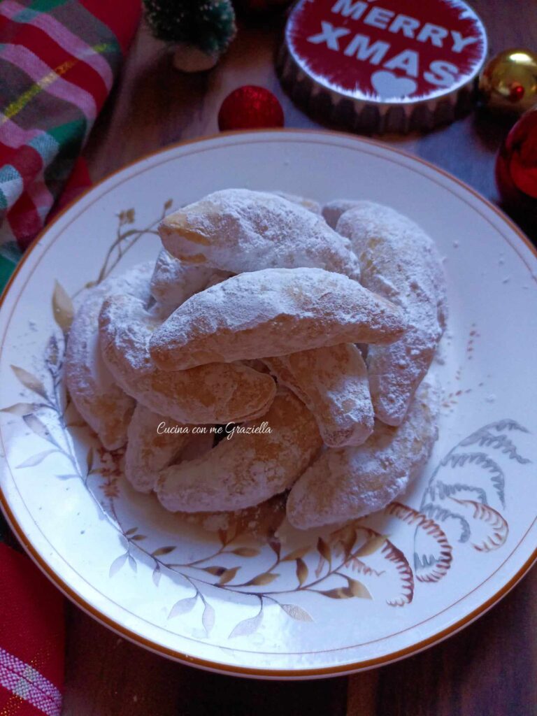 Mezzelune ripiene di pasta di mandorle 
