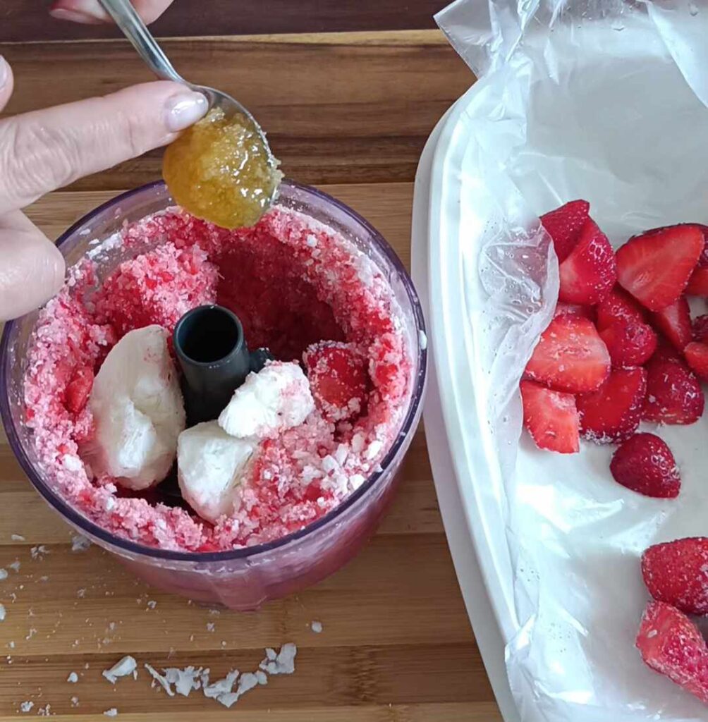 fragole e lo yogurt greco nel boccale del frullatore